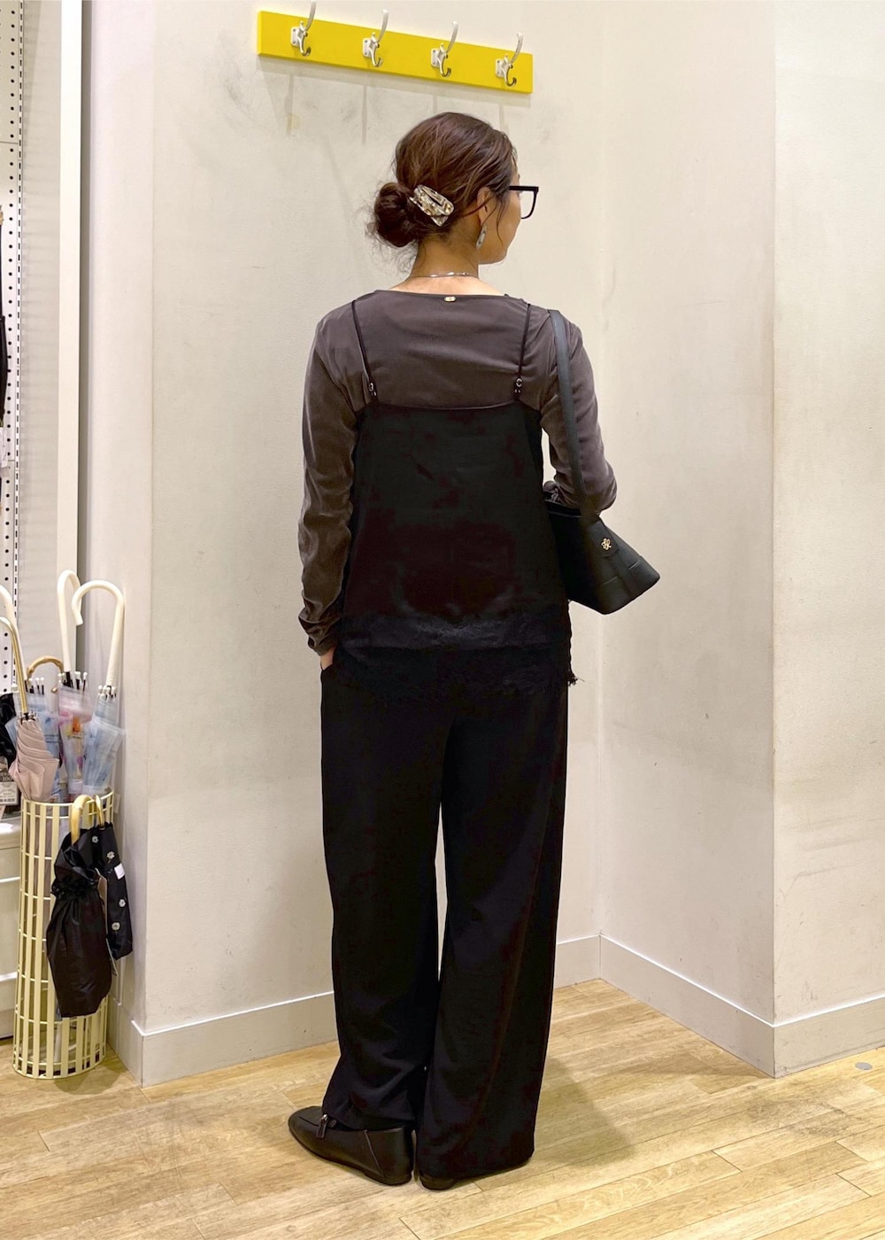 ブラック系のその他パンツ、ブラック系のキャミソール、ブラック系のショルダーバッグを着用したレディースの秋コーディネートの4枚目の写真