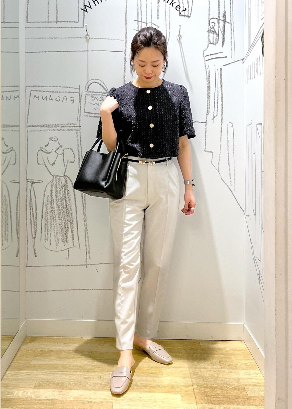 ブラック系のショルダーバッグ、グレー系のローファー、グレー系のノーカラージャケットを着用したレディースの夏コーディネートの2枚目の写真