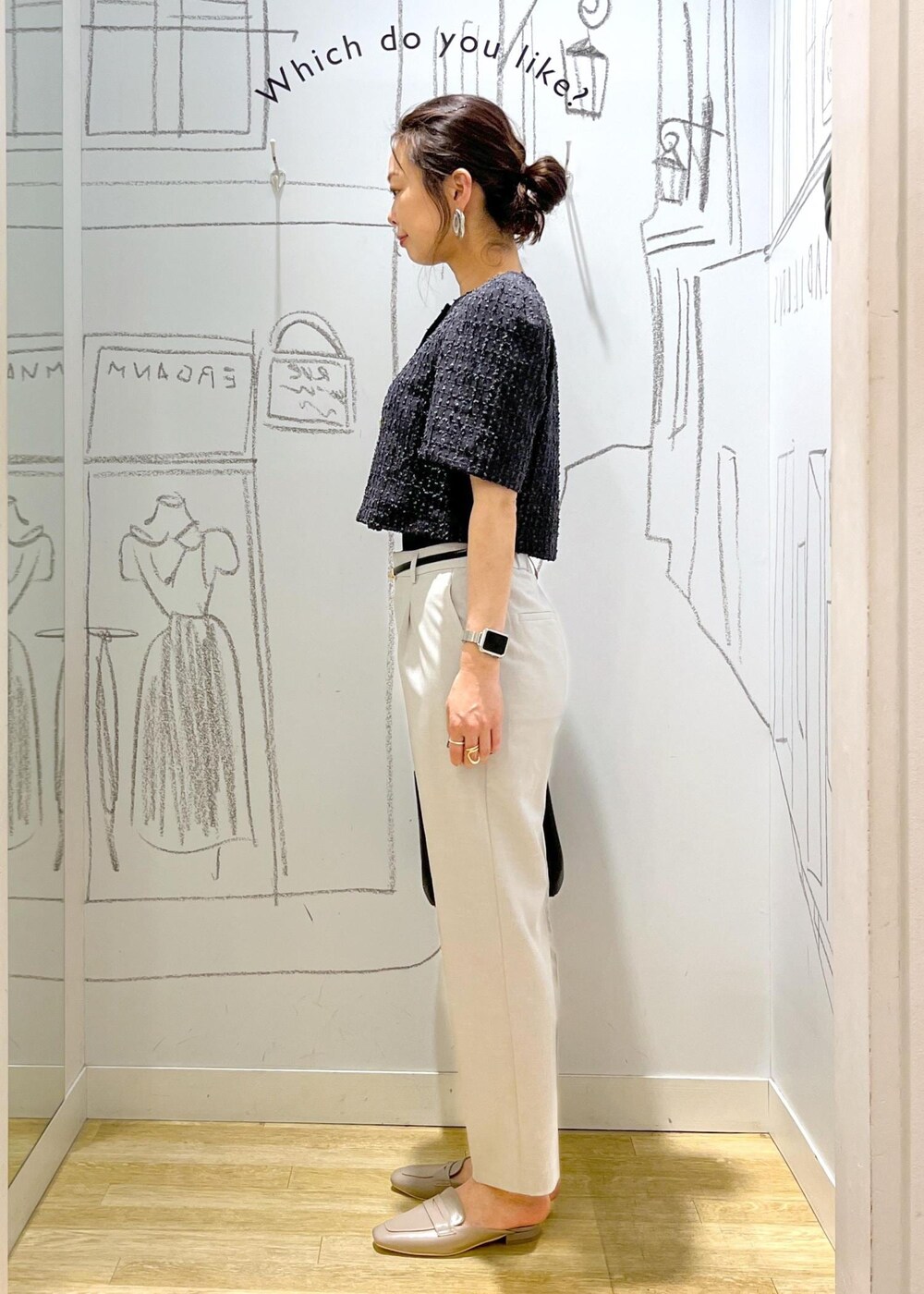 ブラック系のショルダーバッグ、グレー系のローファー、グレー系のノーカラージャケットを着用したレディースの夏コーディネートの3枚目の写真