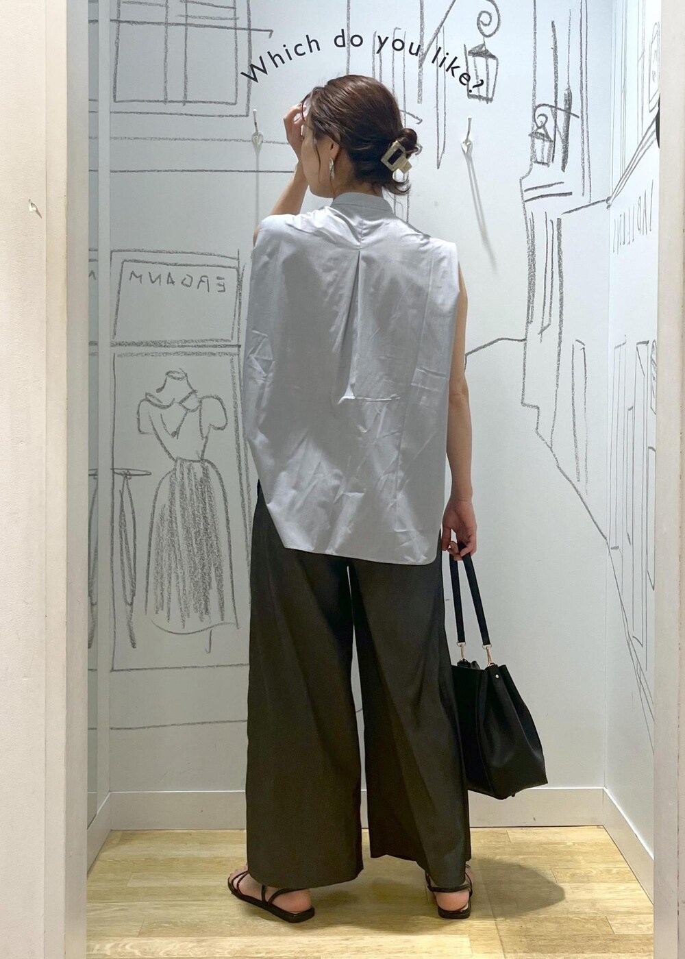 ブラック系のショルダーバッグ、ブルー系のシャツ/ブラウス、ブラック系のその他パンツを着用したレディースの夏コーディネートの6枚目の写真