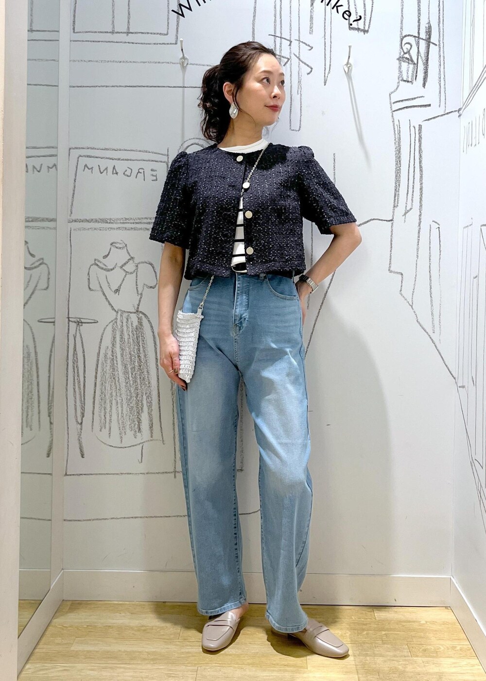 ブルー系のデニムパンツ、ホワイト系のニット/セーター、グレー系のノーカラージャケットを着用したレディースの夏コーディネートの3枚目の写真