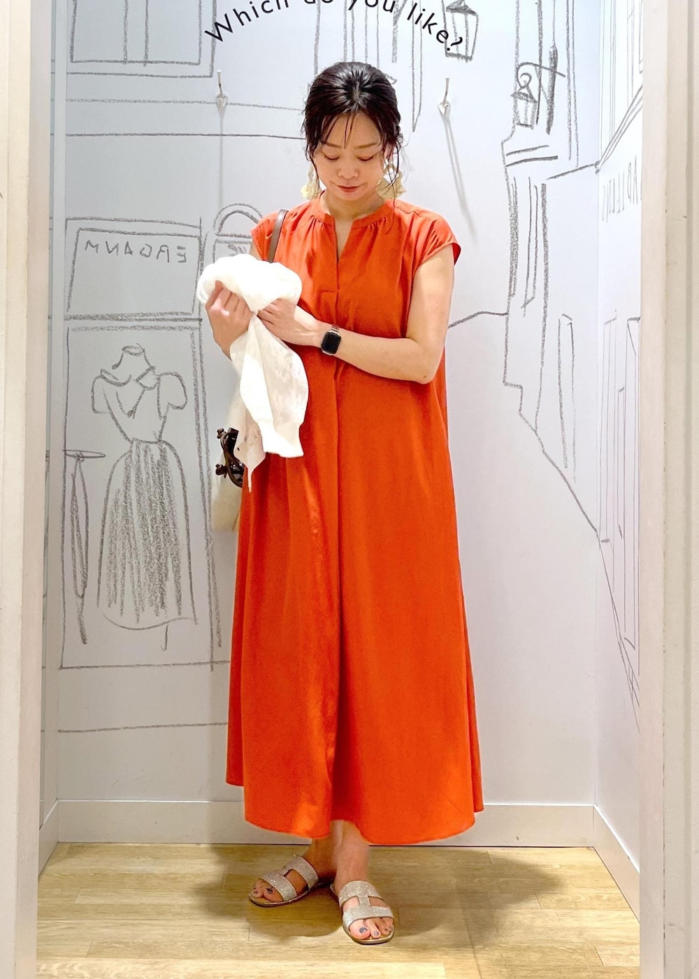 ブラウン系のトートバッグ、オレンジ系のワンピースを着用したレディースの夏コーディネートの2枚目の写真