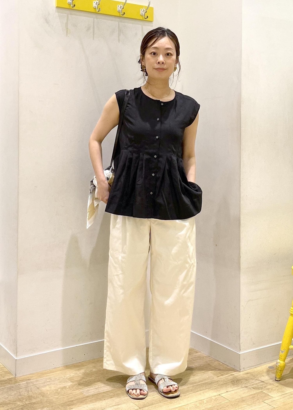ホワイト系のチノパンツ、ブラック系のシャツ/ブラウスを着用したレディースの夏コーディネートの7枚目の写真