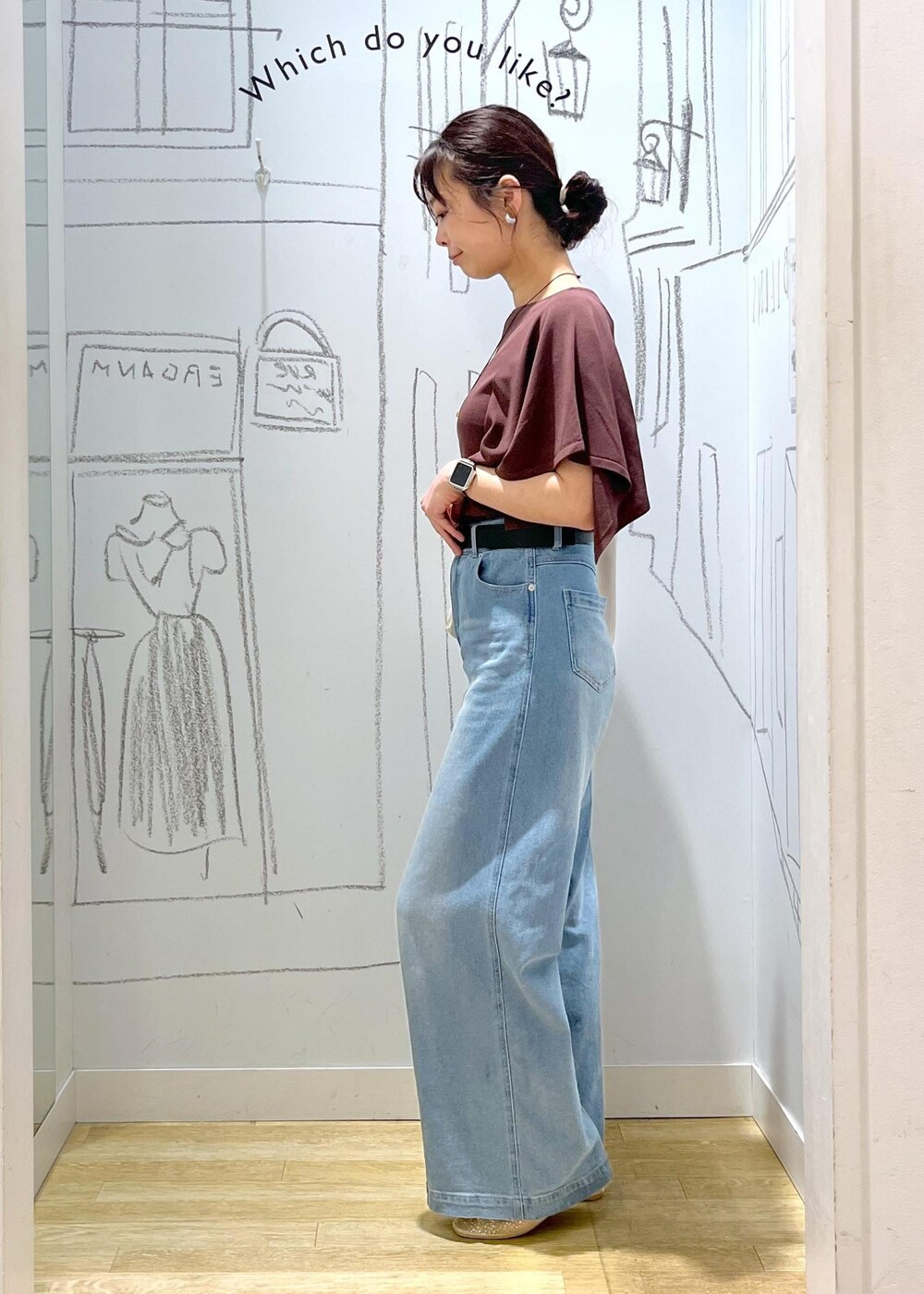 ホワイト系のトートバッグ、ブルー系のデニムパンツ、ブラウン系のニット/セーターを着用したレディースの春コーディネートの5枚目の写真