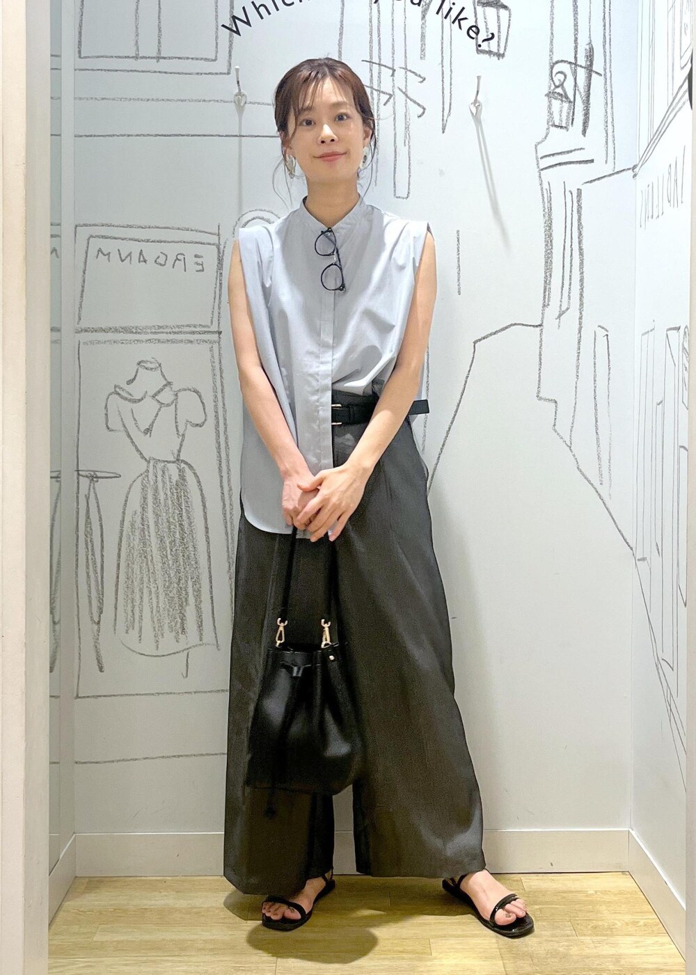 ブラック系のショルダーバッグ、ブルー系のシャツ/ブラウス、ブラック系のその他パンツを着用したレディースの夏コーディネートの8枚目の写真