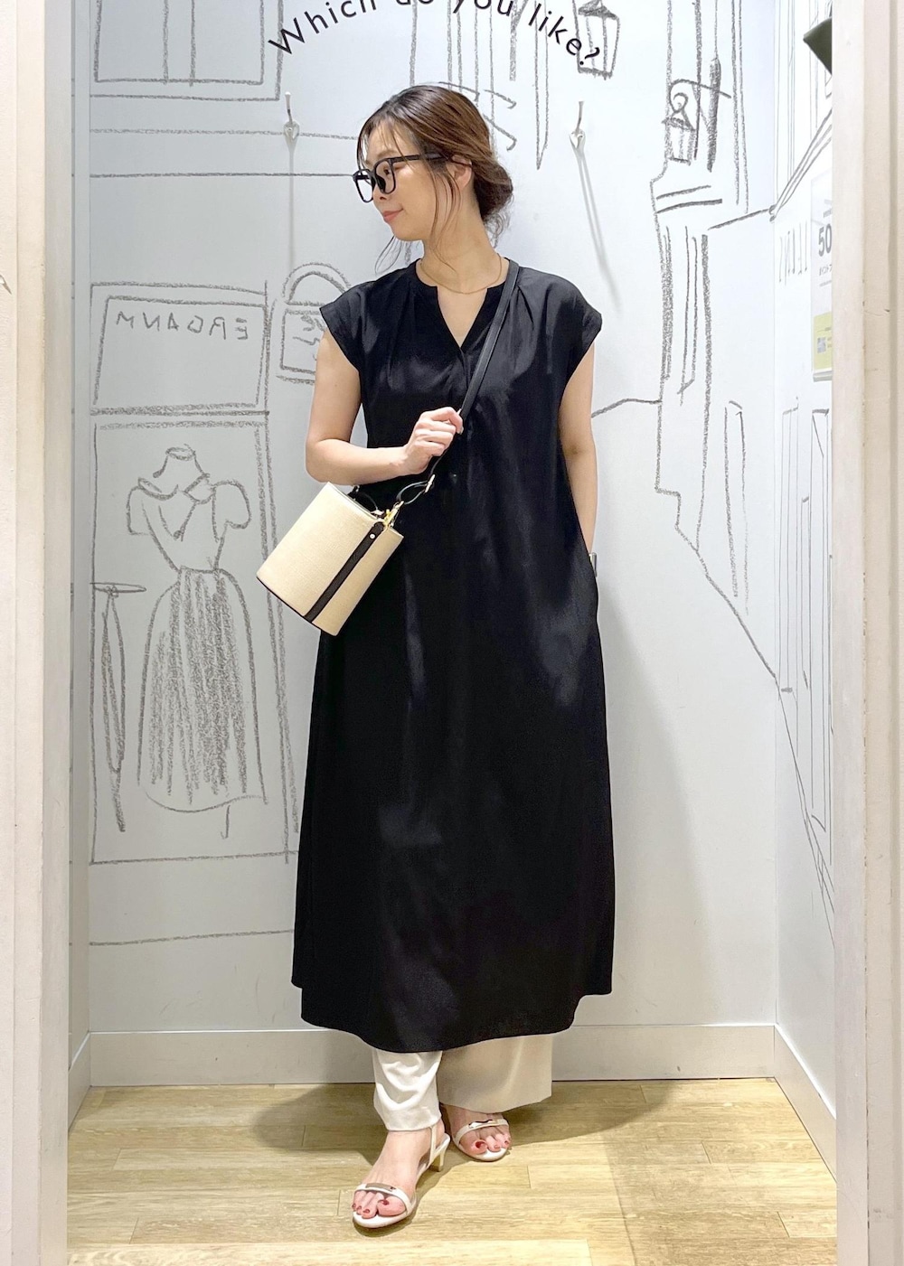 ホワイト系のサンダル、ベージュ系のその他パンツ、ブラック系のハンドバッグを着用したレディースの夏コーディネートの3枚目の写真