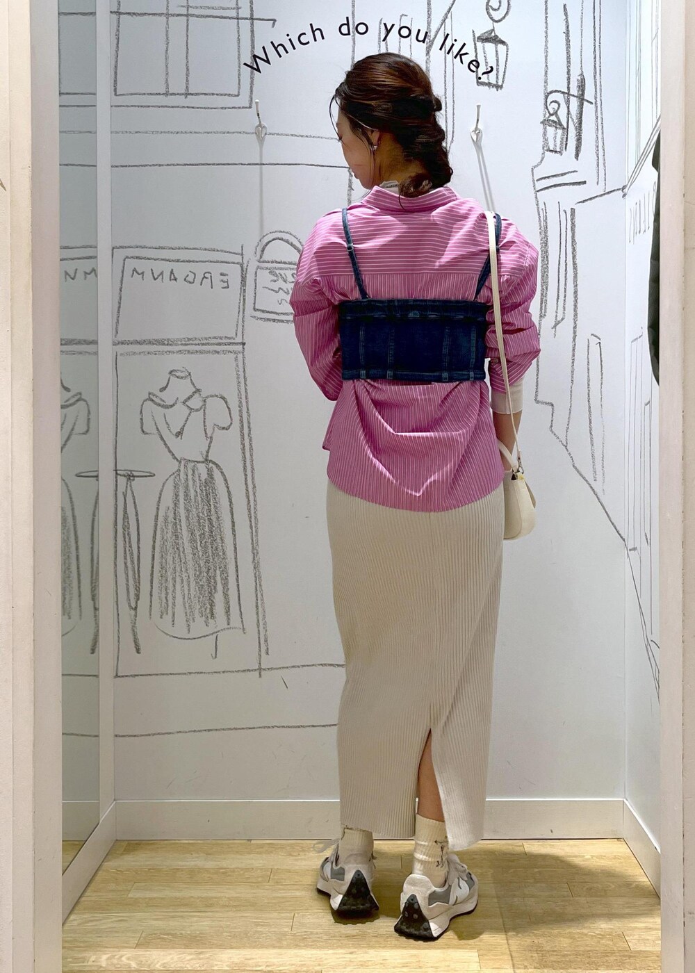 グレー系のスカート、ブルー系のベスト、ピンク系のシャツ/ブラウスを着用したレディースの春コーディネートの5枚目の写真