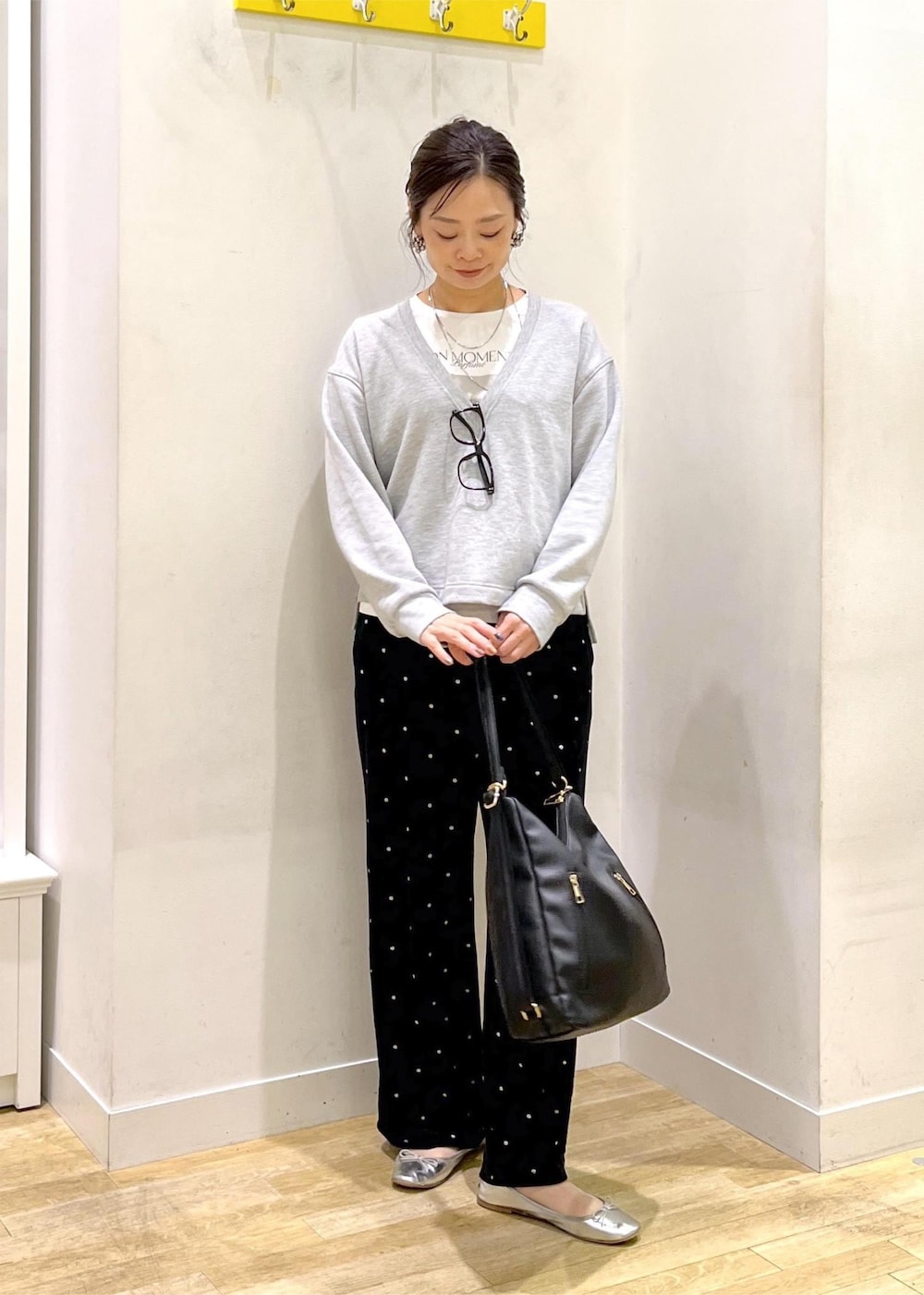 グレー系のスウェット、ブラック系のビジネスバッグ、ブラック系のその他パンツを着用したレディースの秋コーディネートの8枚目の写真