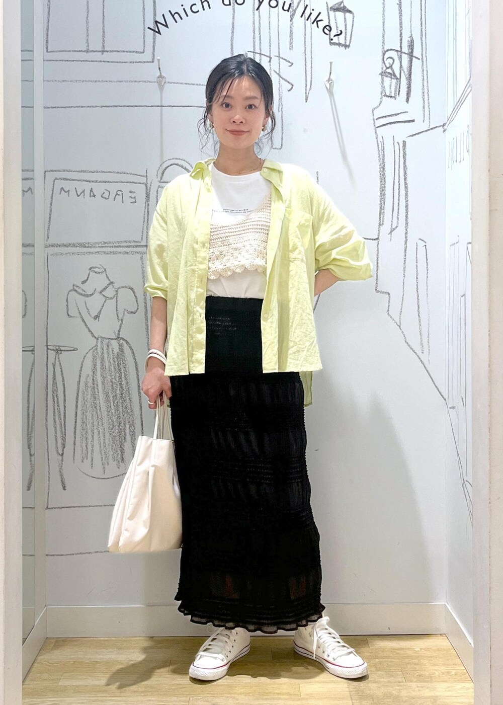 イエロー系のシャツ/ブラウス、ホワイト系のトートバッグ、グレー系のスカートを着用したレディースの春コーディネートの7枚目の写真