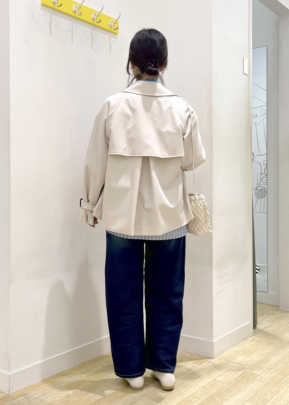 ブルー系のTシャツ/カットソー、ブルー系のシャツ/ブラウス、ベージュ系のトレンチコートを着用したレディースの春コーディネートの4枚目の写真