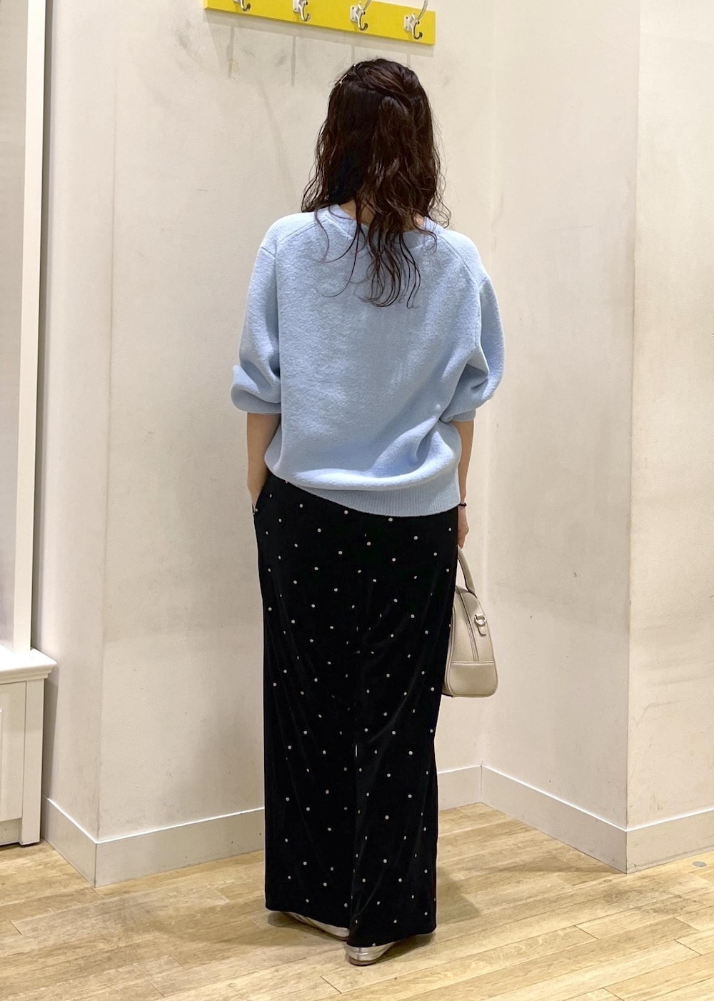 ブルー系のカーディガン/ボレロ、ベージュ系のボストンバッグ、ブラック系のその他パンツを着用したレディースの秋コーディネートの4枚目の写真