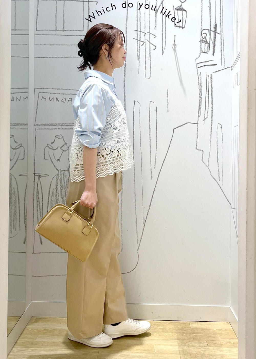 ベージュ系のボストンバッグ、ベージュ系のチノパンツ、ブルー系のシャツ/ブラウスを着用したレディースの春コーディネートの4枚目の写真