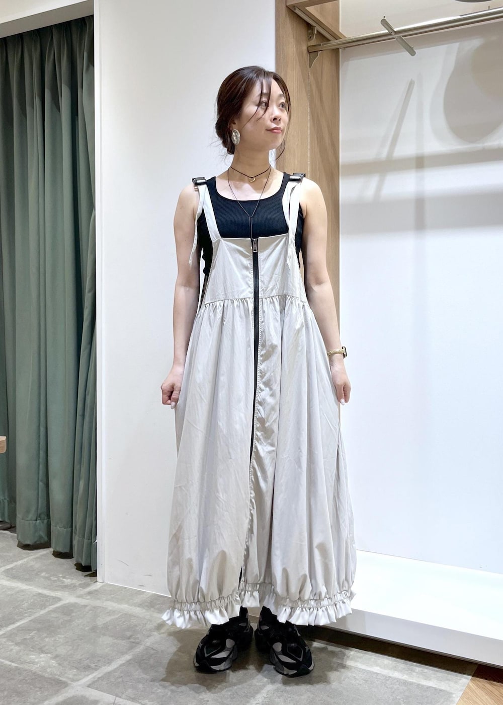 ブラック系のシャツ/ブラウス、グレー系のワンピース、ブラック系のショルダーバッグを着用したレディースの春コーディネートの6枚目の写真