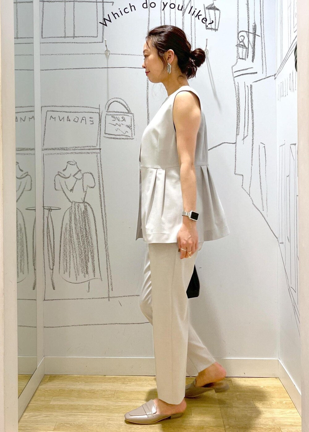 ブラック系のショルダーバッグ、グレー系のローファー、グレー系のスラックスを着用したレディースの夏コーディネートの6枚目の写真