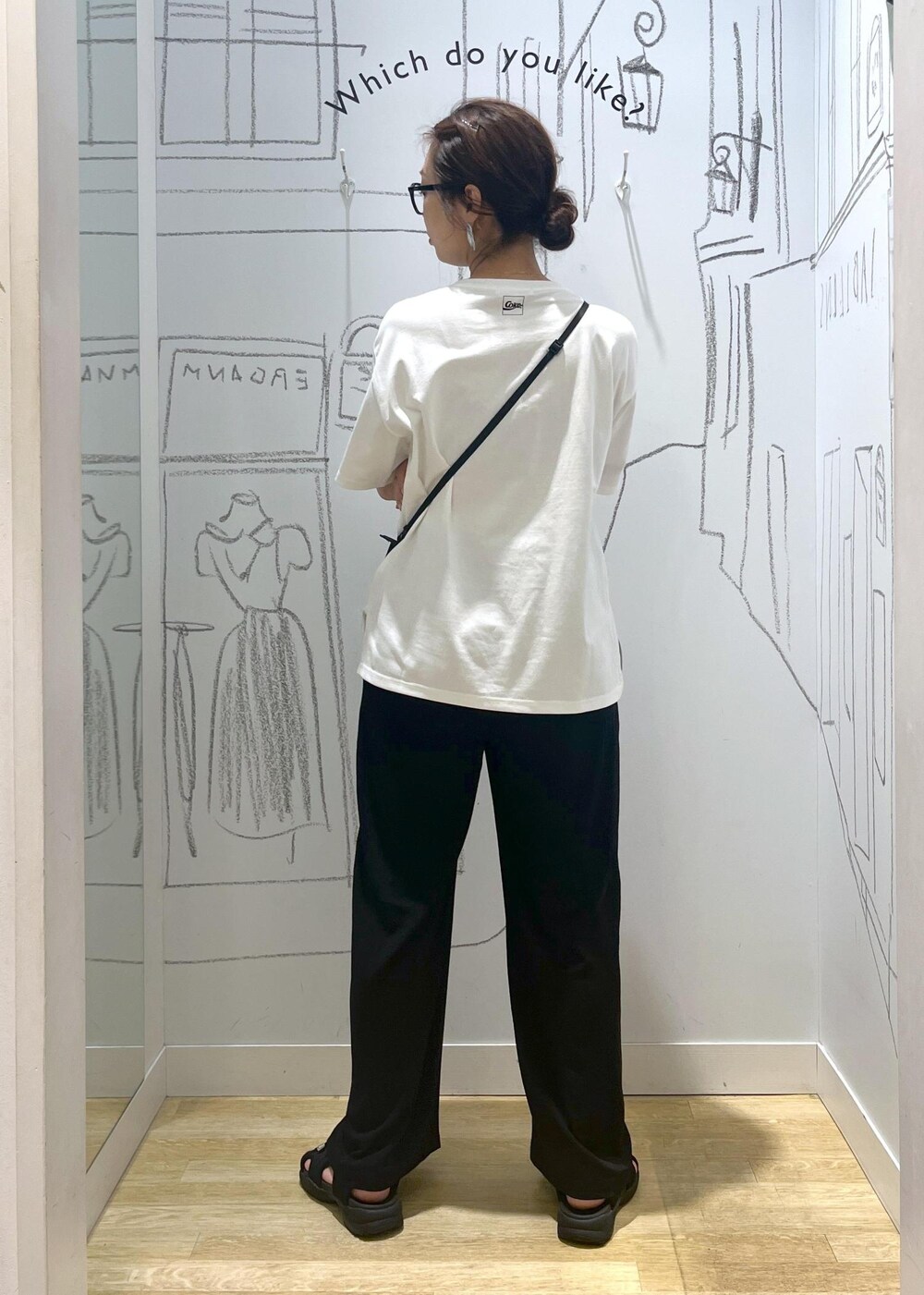 ブラック系のサンダル、ホワイト系のTシャツ/カットソー、ブルー系のその他パンツを着用したレディースの夏コーディネートの5枚目の写真