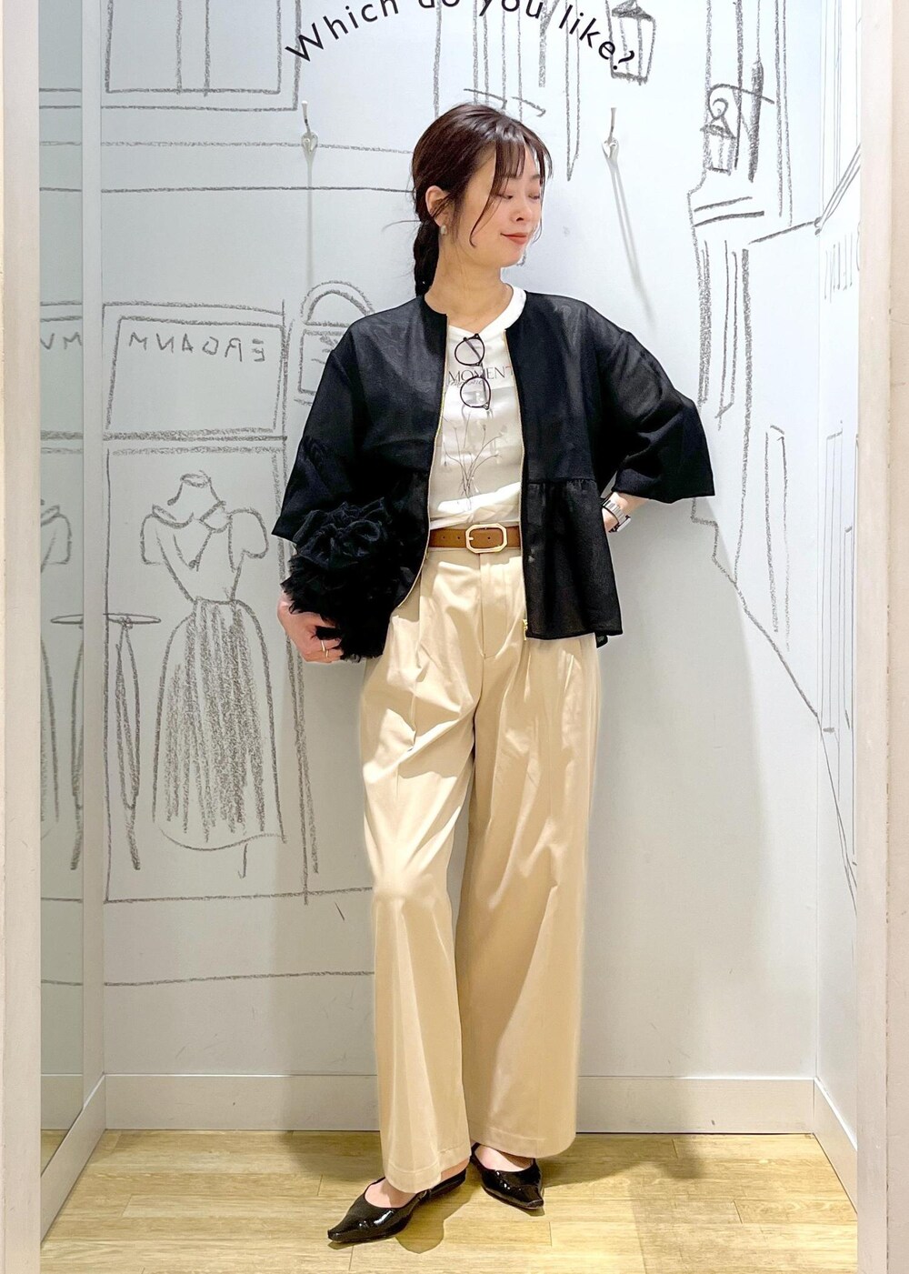 ブラック系のショルダーバッグ、ベージュ系のチノパンツ、ブラック系のブルゾンを着用したレディースの春コーディネートの3枚目の写真