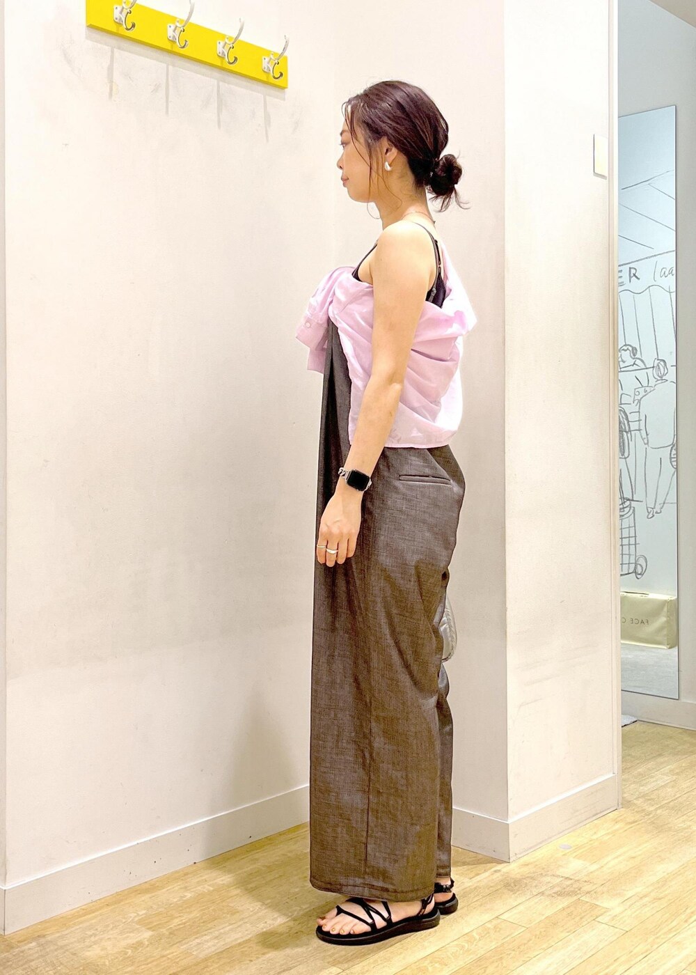 シルバー系のショルダーバッグ、ピンク系のシャツ/ブラウス、グレー系のつなぎ/オールインワンを着用したレディースの夏コーディネートの7枚目の写真