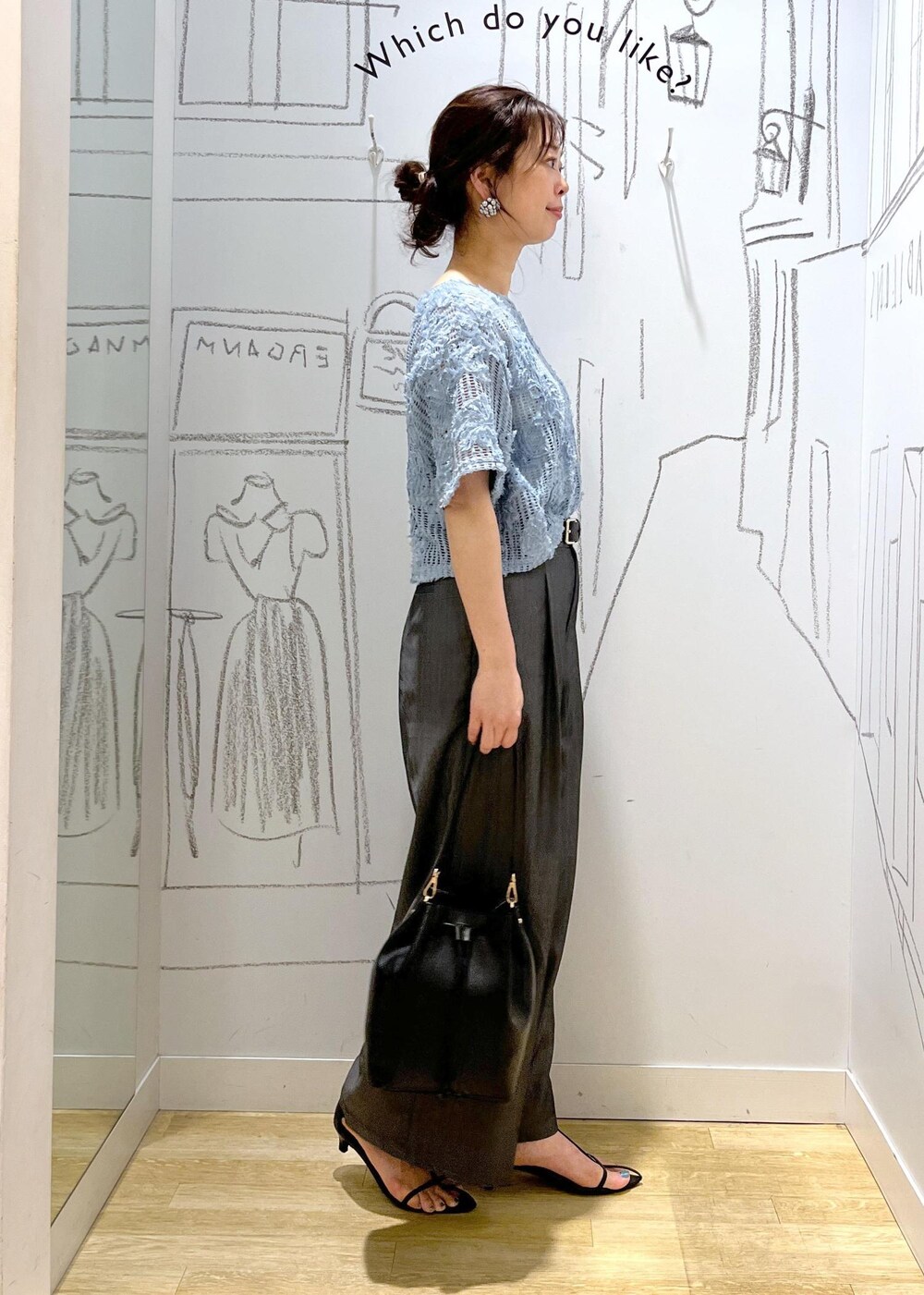 ブラック系のショルダーバッグ、ブルー系のTシャツ/カットソー、ブラック系のその他パンツを着用したレディースの夏コーディネートの6枚目の写真