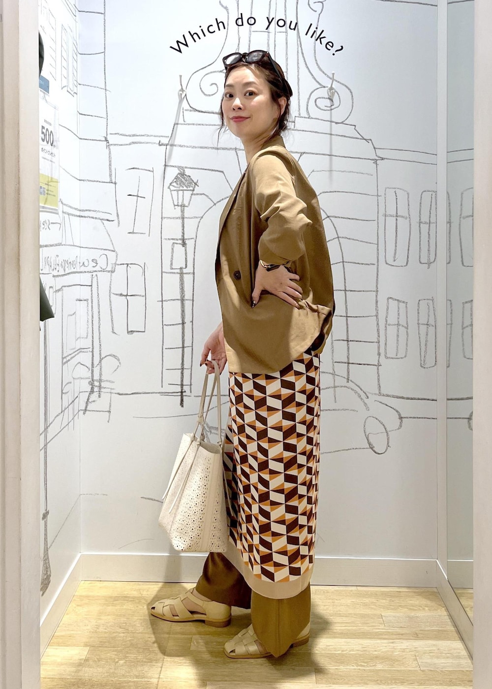イエロー系のその他パンツ、イエロー系のテーラードジャケット、ベージュ系のサンダルを着用したレディースの春コーディネートの4枚目の写真