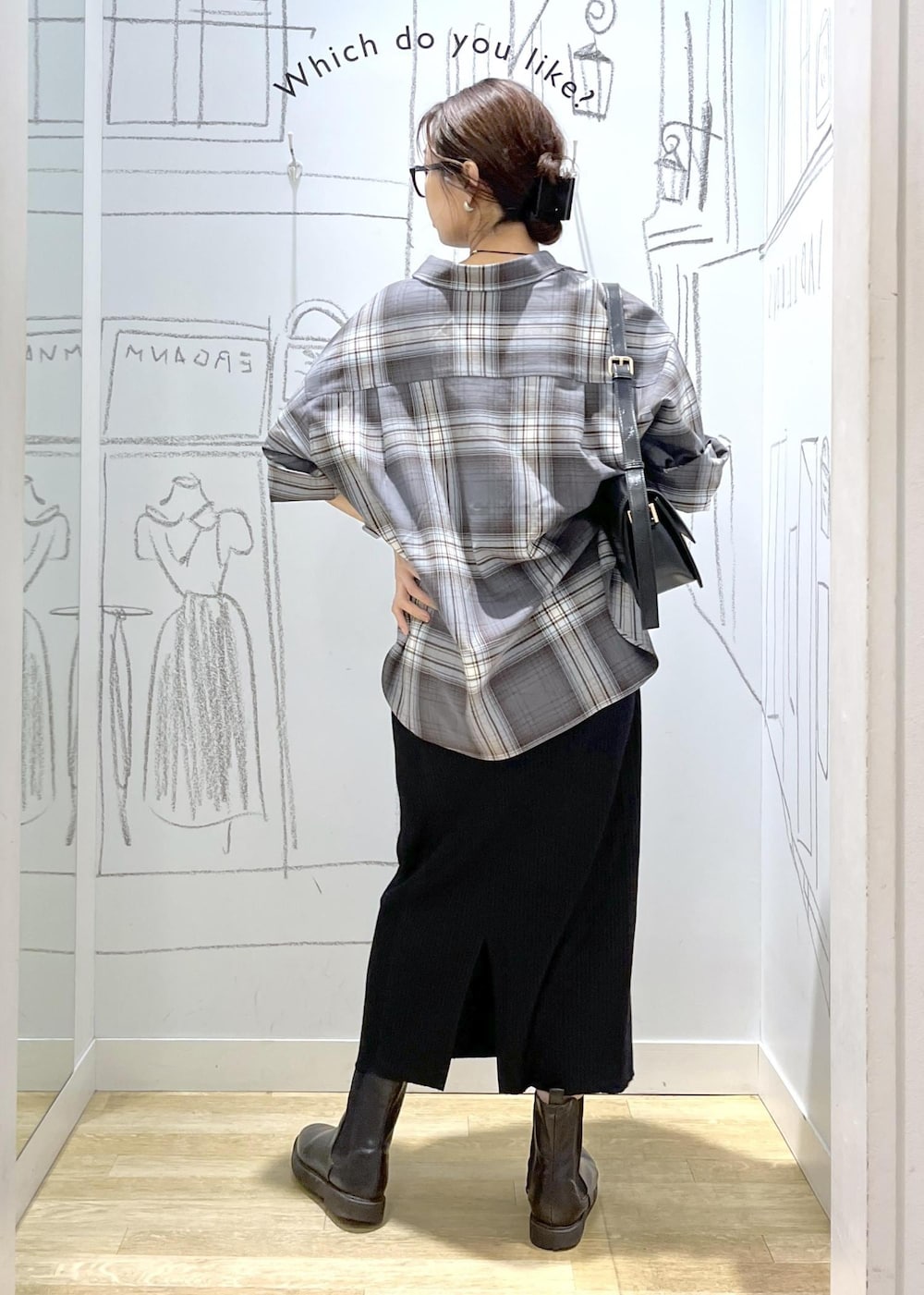 ブラック系のショルダーバッグ、グレー系のシャツ/ブラウス、ブラック系のスカートを着用したレディースの秋コーディネートの4枚目の写真