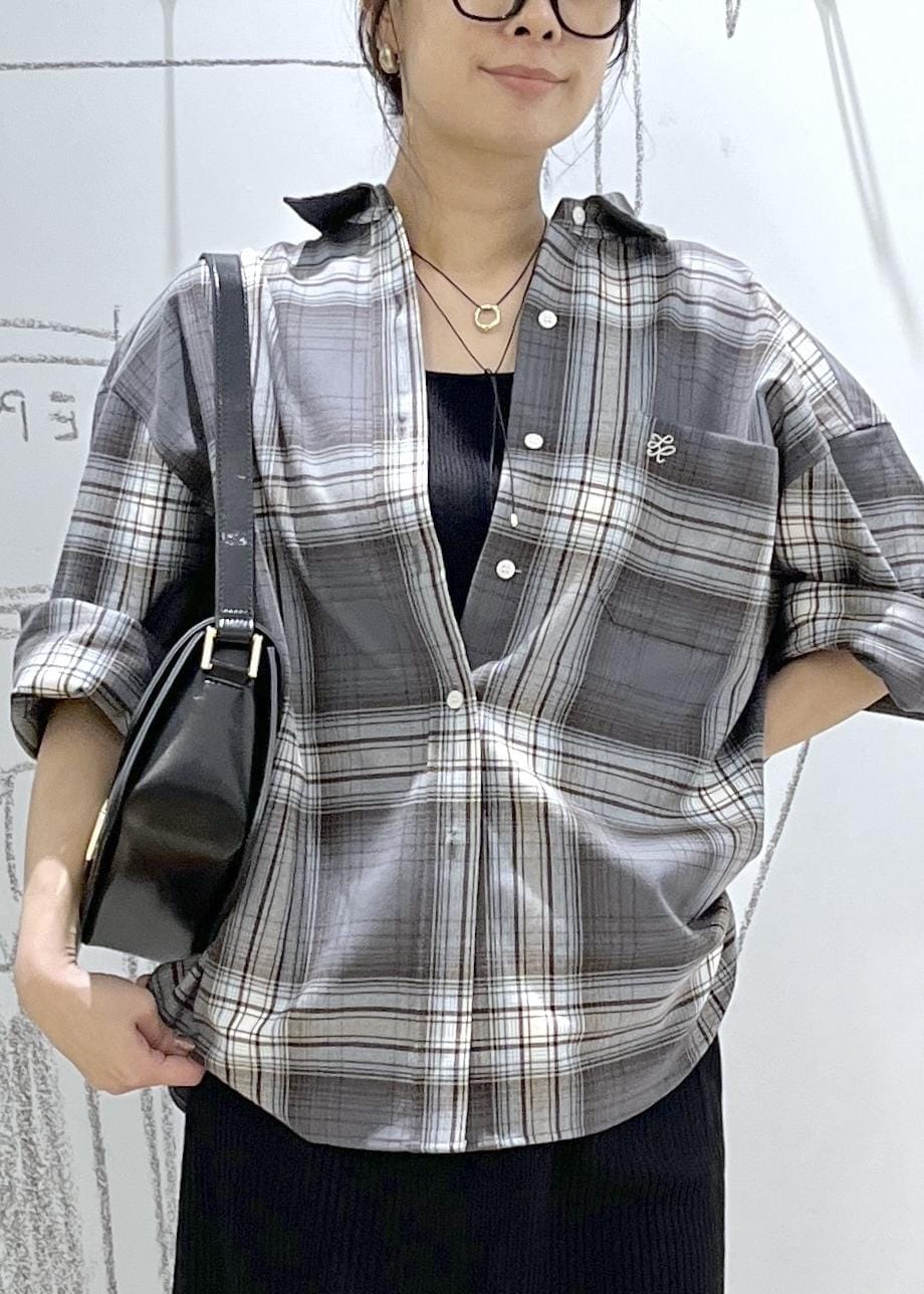 ブラック系のショルダーバッグ、グレー系のシャツ/ブラウス、ブラック系のスカートを着用したレディースの秋コーディネートの5枚目の写真