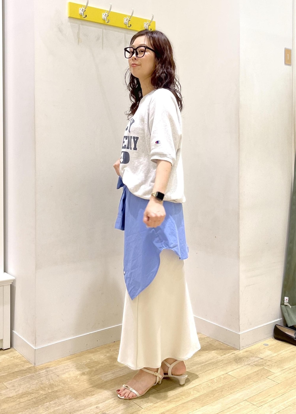 ホワイト系のスカート、ブルー系のシャツ/ブラウス、グレー系のTシャツ/カットソーを着用したレディースの夏コーディネートの7枚目の写真