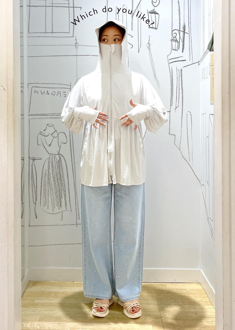 ブルー系のデニムパンツ、ホワイト系のTシャツ/カットソー、グレー系のパーカーを着用したレディースの夏コーディネートの8枚目の写真