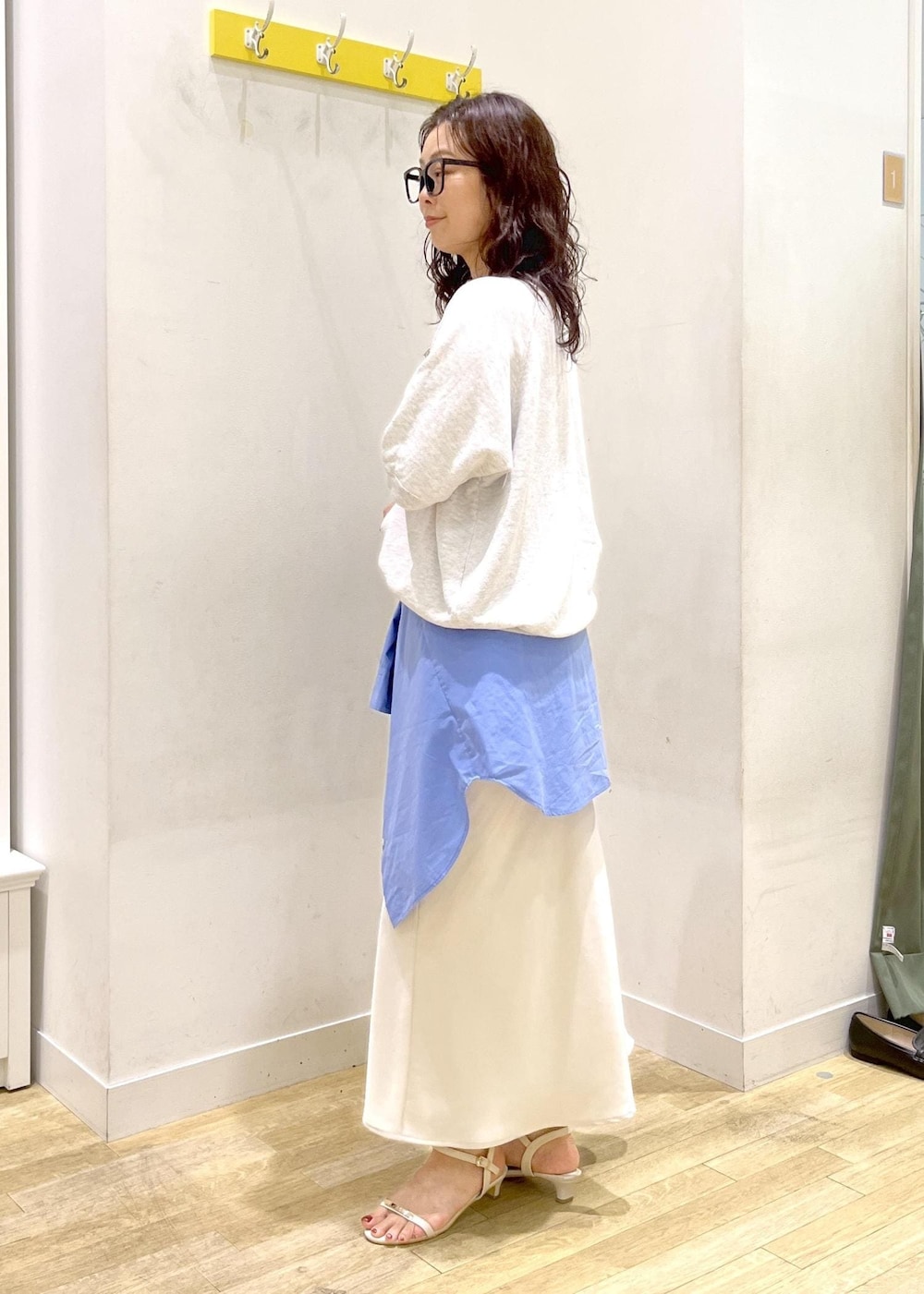 ホワイト系のスカート、ブルー系のシャツ/ブラウス、グレー系のTシャツ/カットソーを着用したレディースの夏コーディネートの3枚目の写真