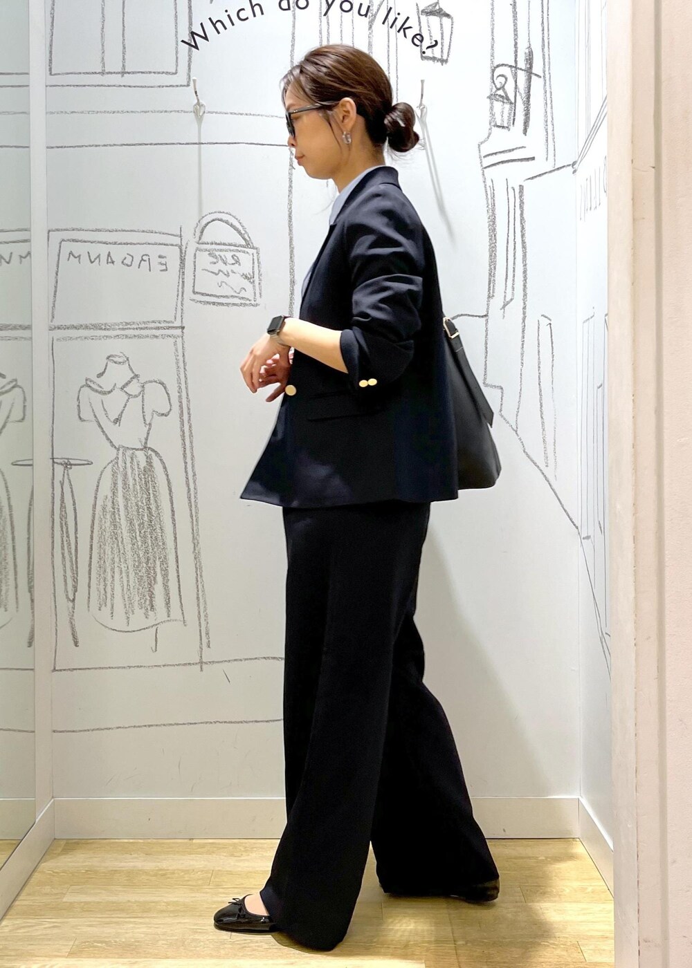 ブラック系のバレエシューズ、ブラック系のショルダーバッグ、ブルー系のスラックスを着用したレディースの秋コーディネートの4枚目の写真