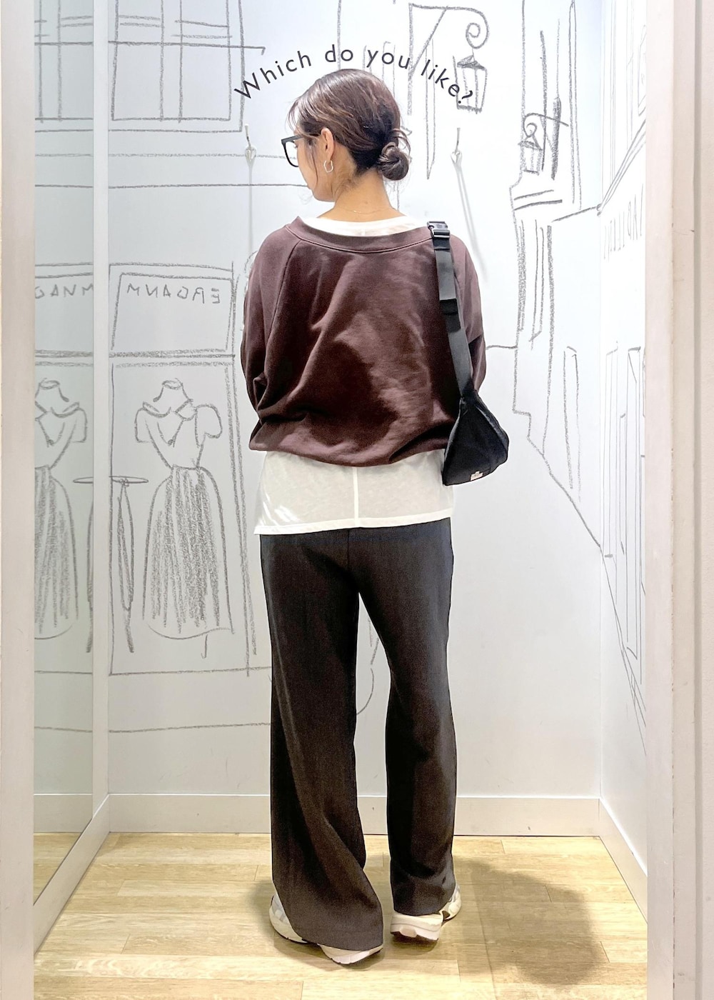 グレー系のその他パンツ、ホワイト系のTシャツ/カットソー、ブラウン系のスウェットを着用したレディースの秋コーディネートの6枚目の写真