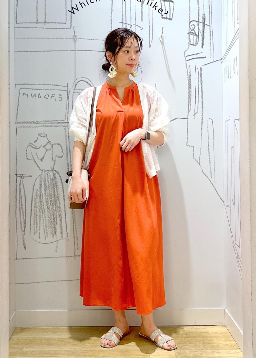 「初夏コーデ、夏コーデ、ヘルシーコーデ、ROPÉ PICNIC、ナチュラル、イエベ秋、敏感、高身長、トップス、カーディガン、ワンピース、バッグ、トートバッグ、GDE15120、GDK45010」｜「ROPE' PICNICのリラックススキッパーロングワンピース（ワンピース、オレンジ系）」を使った、タケさん（レディース・168cm）の夏コーディネートの4枚目の写真