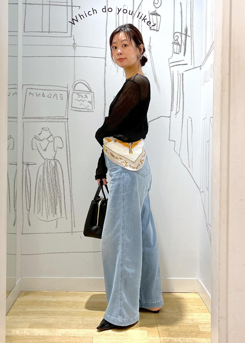 ブラック系のショルダーバッグ、ブラック系のTシャツ/カットソー、ブルー系のデニムパンツを着用したレディースの春コーディネートの5枚目の写真