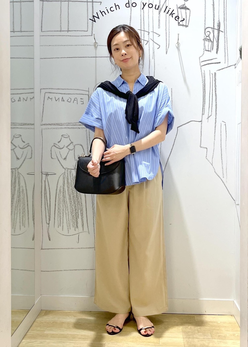 ブラック系のショルダーバッグ、ベージュ系のその他パンツ、ブラック系のサンダルを着用したレディースの夏コーディネートの6枚目の写真