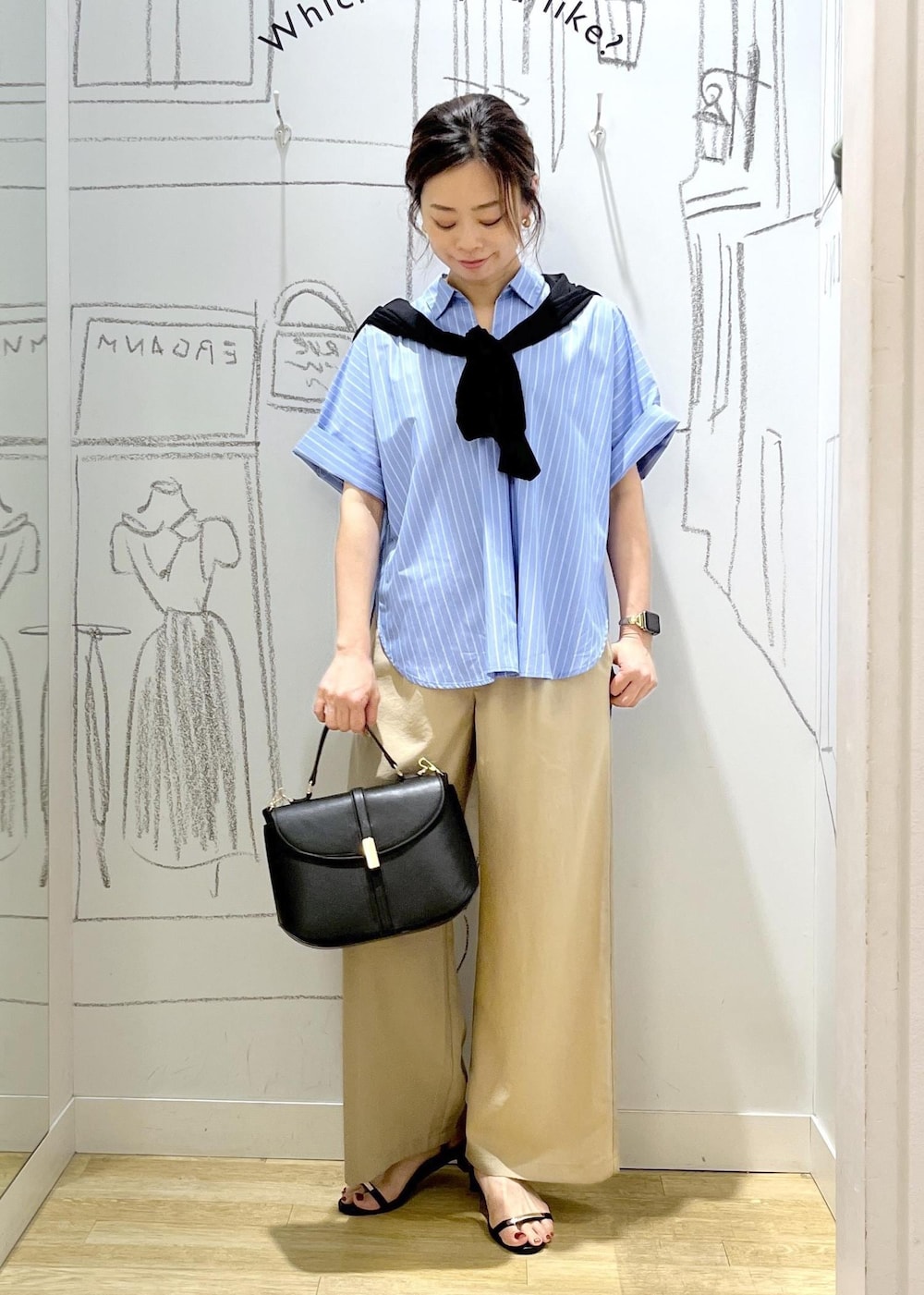 ブラック系のショルダーバッグ、ベージュ系のその他パンツ、ブラック系のサンダルを着用したレディースの夏コーディネートの4枚目の写真
