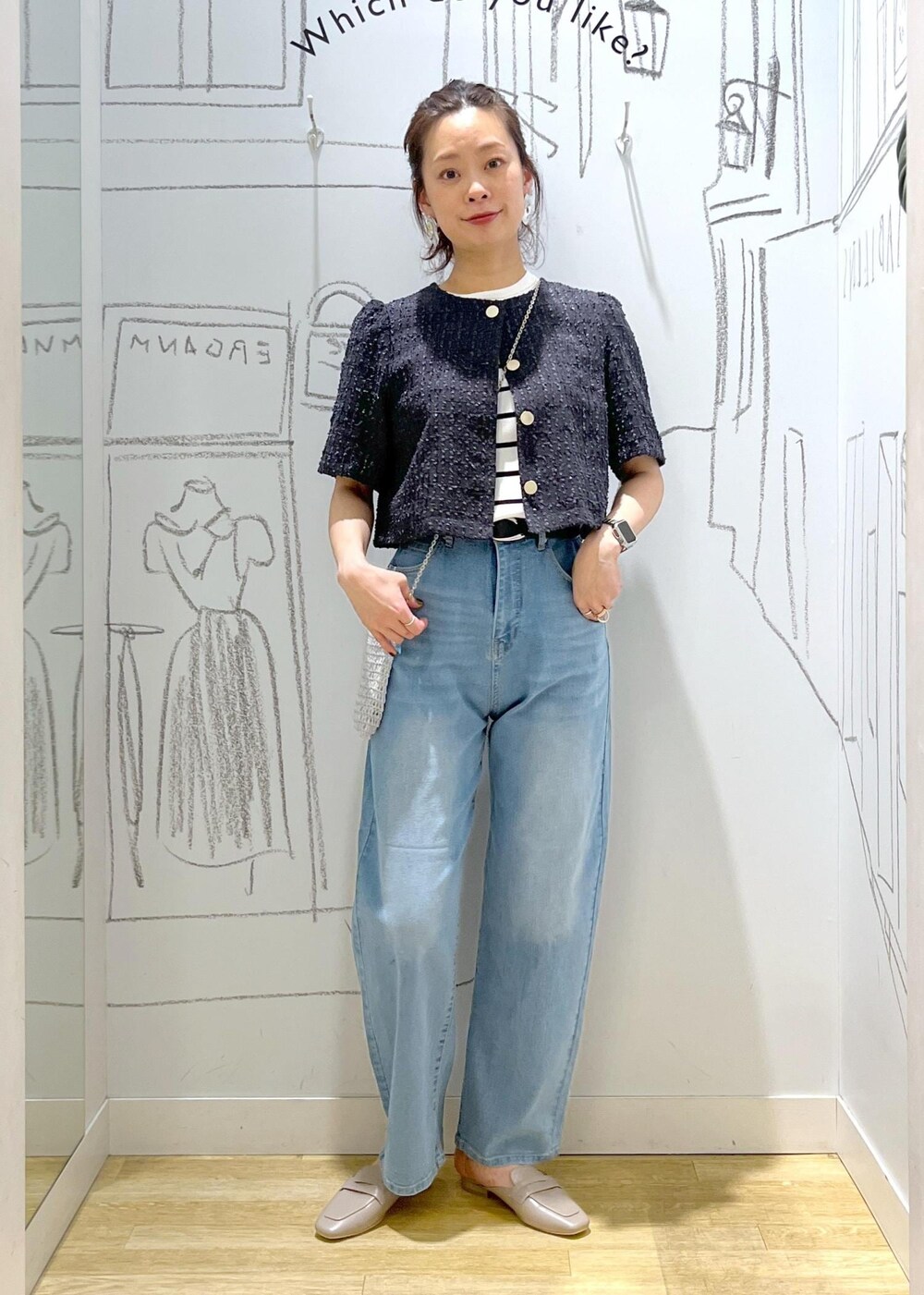 ブルー系のデニムパンツ、ホワイト系のニット/セーター、グレー系のノーカラージャケットを着用したレディースの夏コーディネートの8枚目の写真