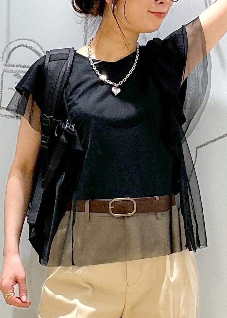 ベージュ系のチノパンツ、ブラック系のTシャツ/カットソー、ホワイト系のスニーカーを着用したレディースの春コーディネートの8枚目の写真