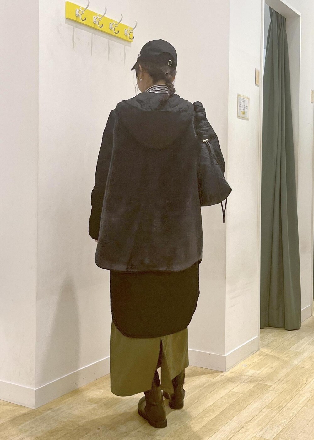 ホワイト系のTシャツ/カットソー、ベージュ系のボディバッグ/ウエストポーチ、ブラック系のその他アウターを着用したレディースの冬コーディネートの3枚目の写真