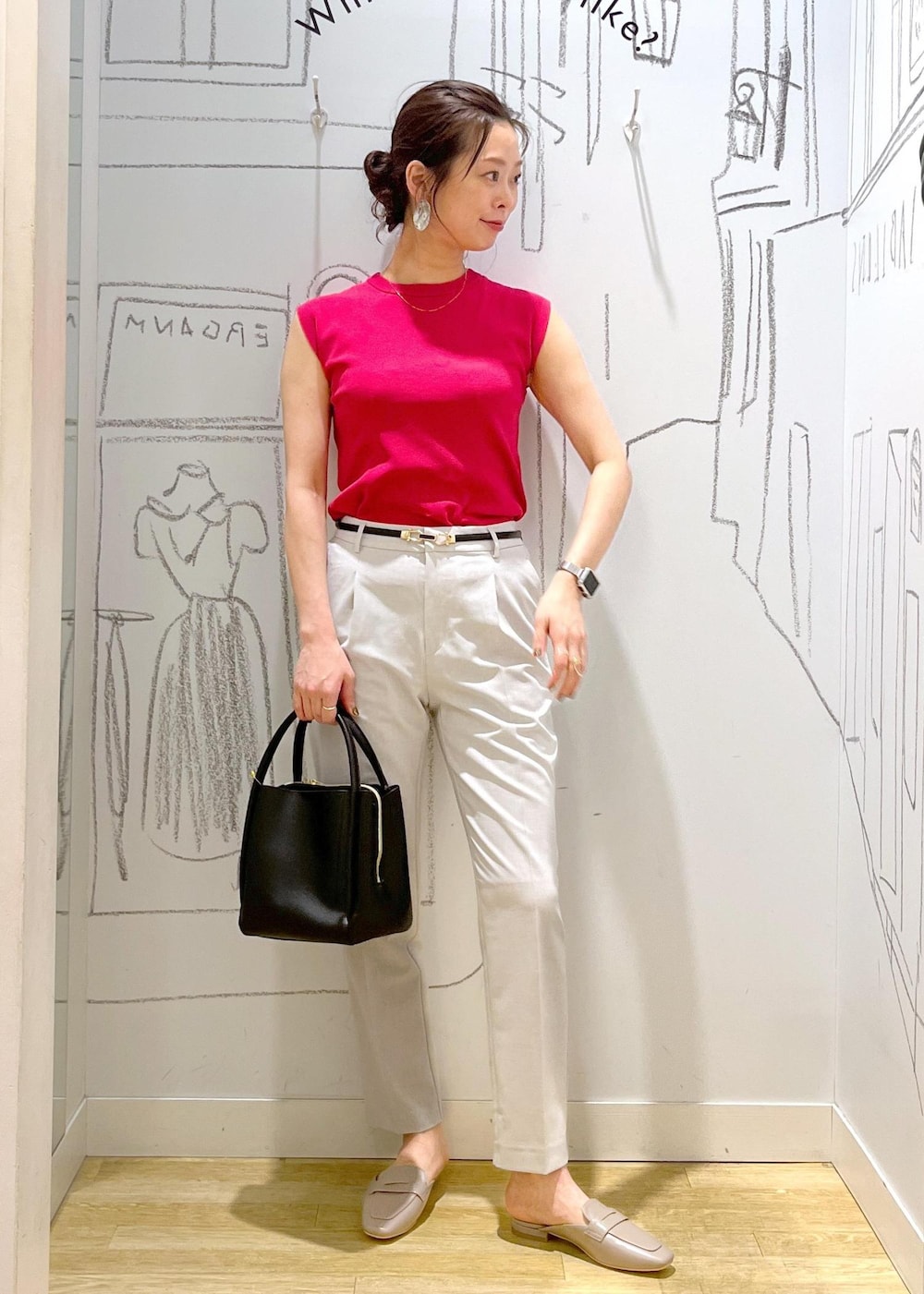 ブラック系のショルダーバッグ、グレー系のローファー、ピンク系のニット/セーターを着用したレディースの春コーディネートの6枚目の写真