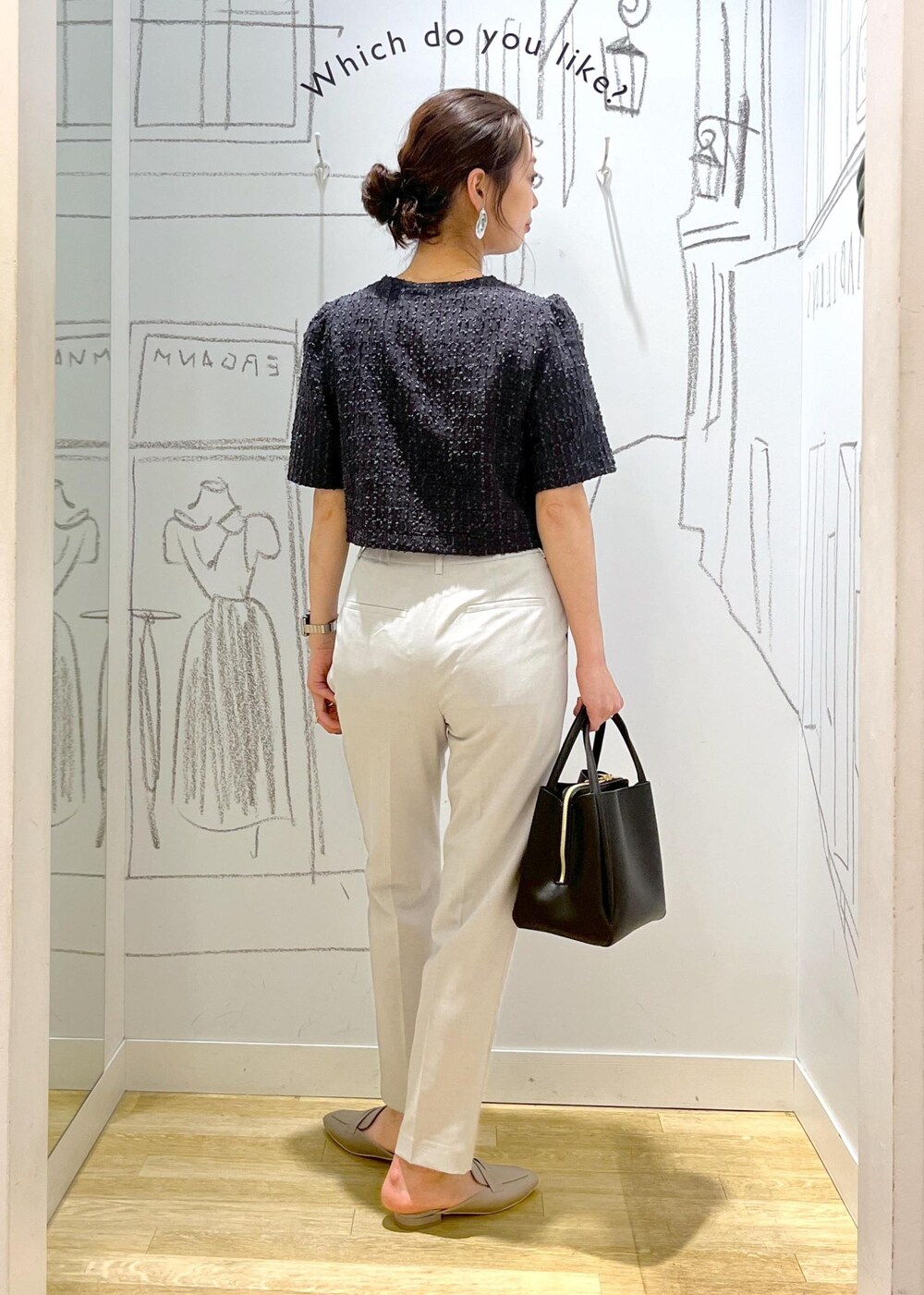 ブラック系のショルダーバッグ、グレー系のローファー、グレー系のノーカラージャケットを着用したレディースの夏コーディネートの4枚目の写真