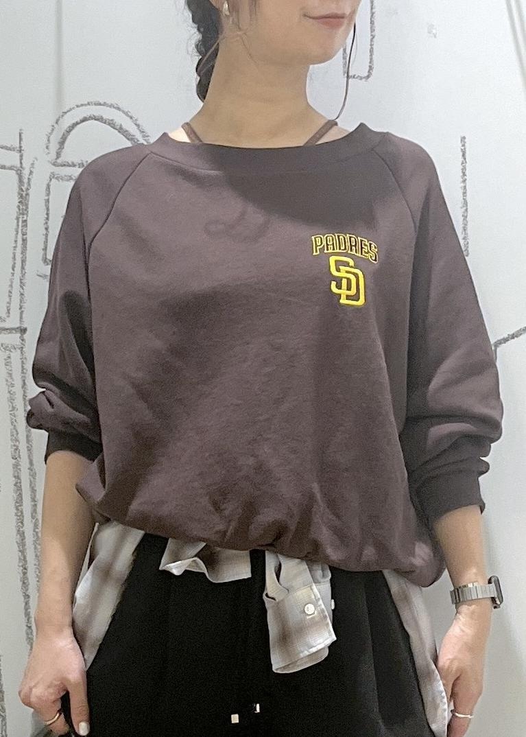 ブラック系のその他パンツ、ブルー系のシャツ/ブラウス、ブラウン系のスウェットを着用したレディースの秋コーディネートの7枚目の写真