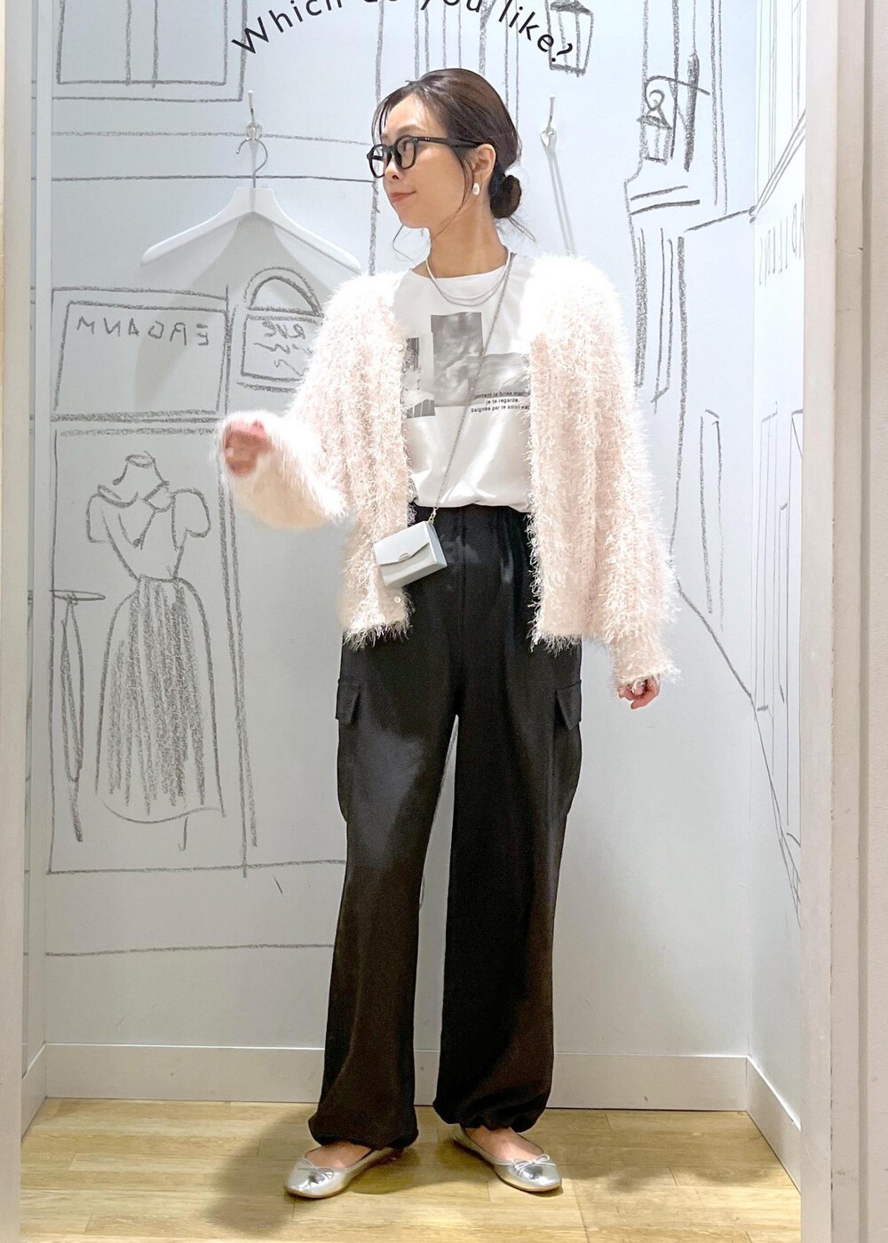 ピンク系のカーディガン/ボレロ、ホワイト系のTシャツ/カットソー、グレー系のカーゴパンツを着用したレディースの秋コーディネートの2枚目の写真