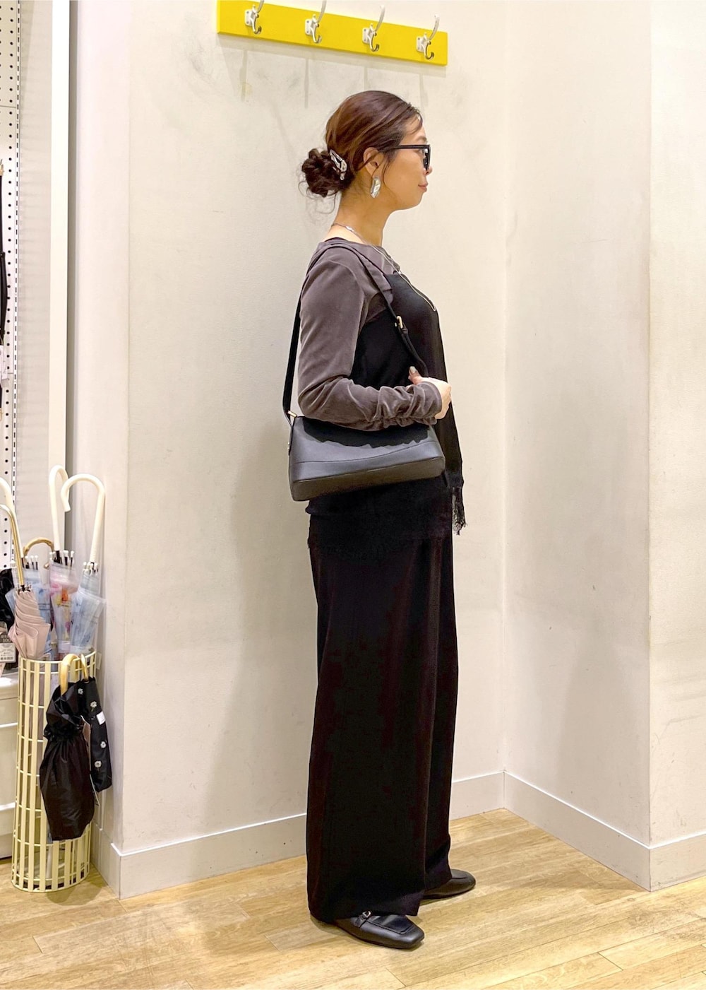 ブラック系のその他パンツ、ブラック系のキャミソール、ブラック系のショルダーバッグを着用したレディースの秋コーディネートの5枚目の写真
