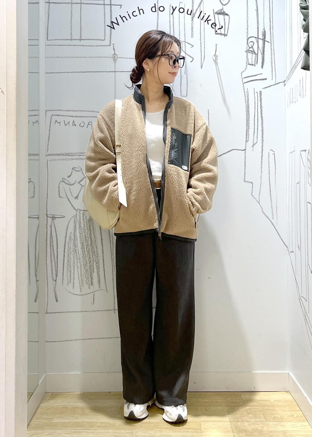 グレー系のその他パンツ、ベージュ系のブルゾンを着用したレディースの秋コーディネートの2枚目の写真