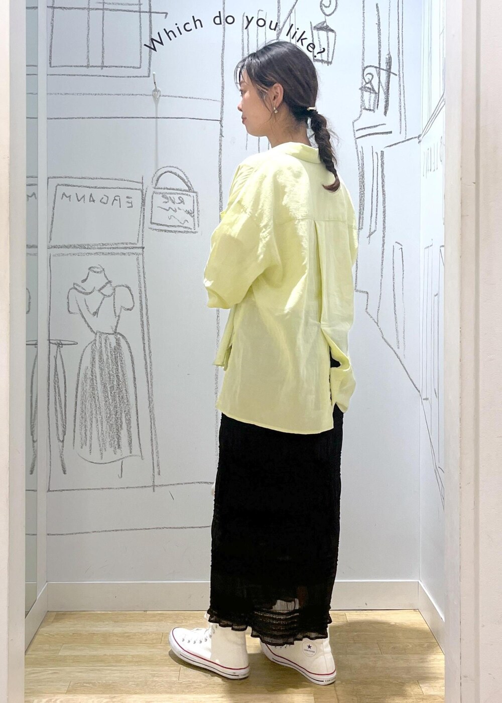 イエロー系のシャツ/ブラウス、ホワイト系のトートバッグ、グレー系のスカートを着用したレディースの春コーディネートの8枚目の写真