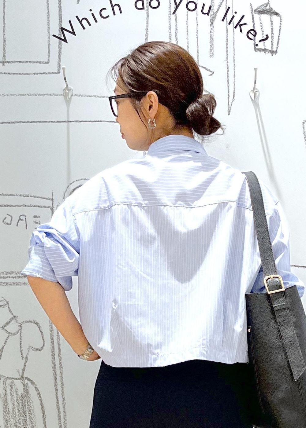 ブラック系のバレエシューズ、ブラック系のショルダーバッグ、ブルー系のスラックスを着用したレディースの秋コーディネートの6枚目の写真