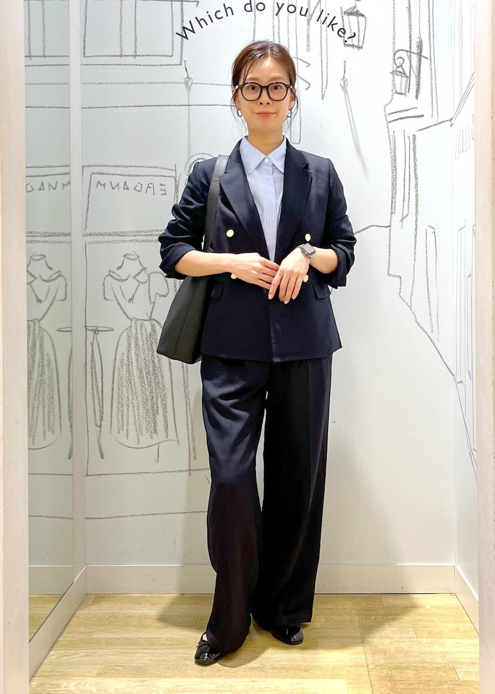 ブラック系のバレエシューズ、ブラック系のショルダーバッグ、ブルー系のスラックスを着用したレディースの秋コーディネートの2枚目の写真