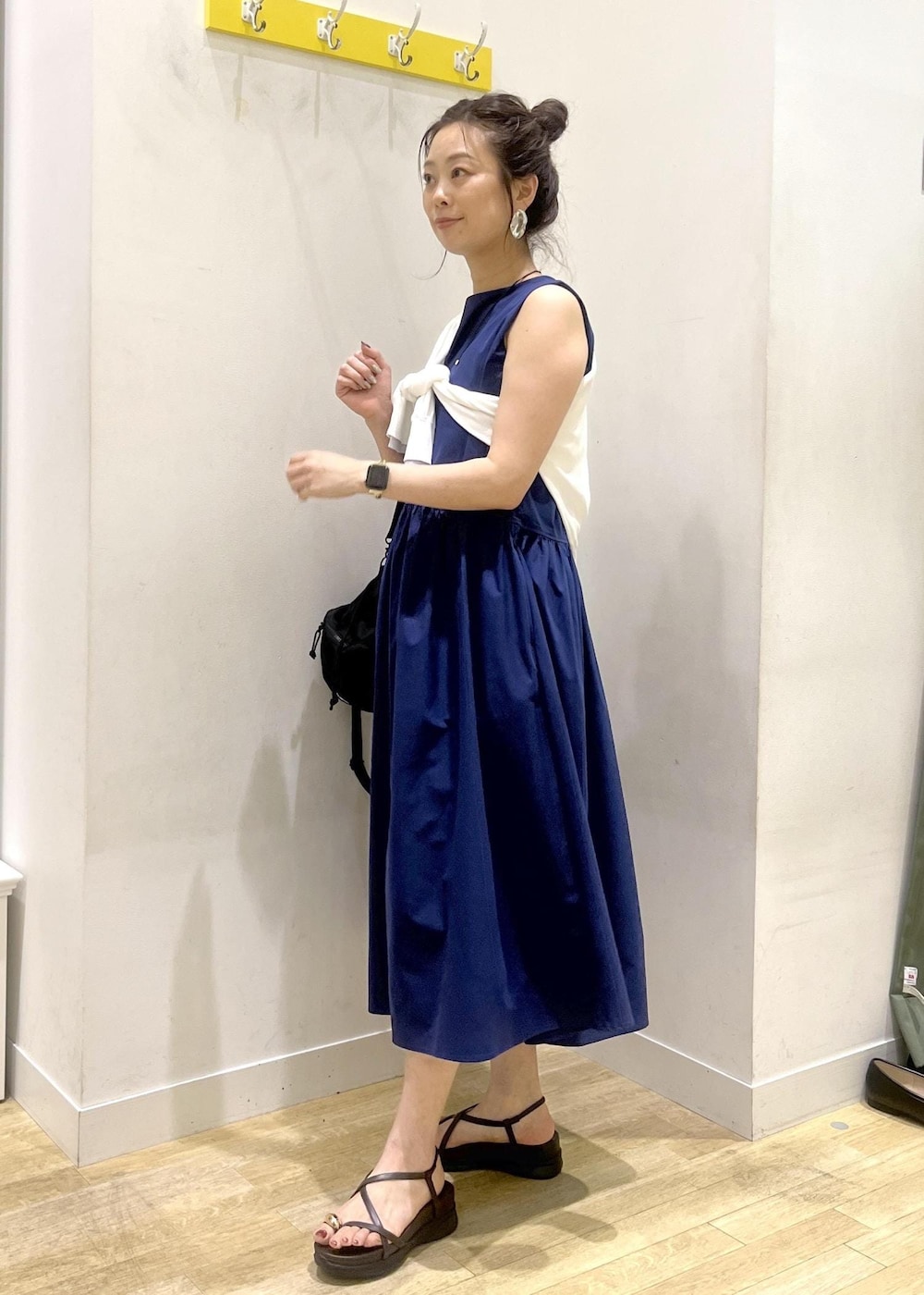 ホワイト系のカーディガン/ボレロ、ブラウン系のサンダル、ホワイト系のワンピースを着用したレディースの夏コーディネートの3枚目の写真