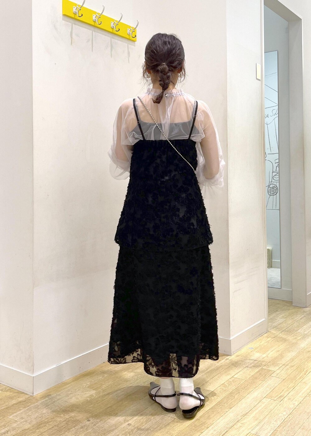 グレー系のシャツ/ブラウス、ブラック系のスカート、ブラック系のショルダーバッグを着用したレディースの春コーディネートの4枚目の写真