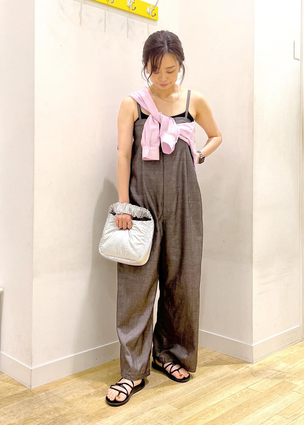 シルバー系のショルダーバッグ、ピンク系のシャツ/ブラウス、グレー系のつなぎ/オールインワンを着用したレディースの夏コーディネートの3枚目の写真