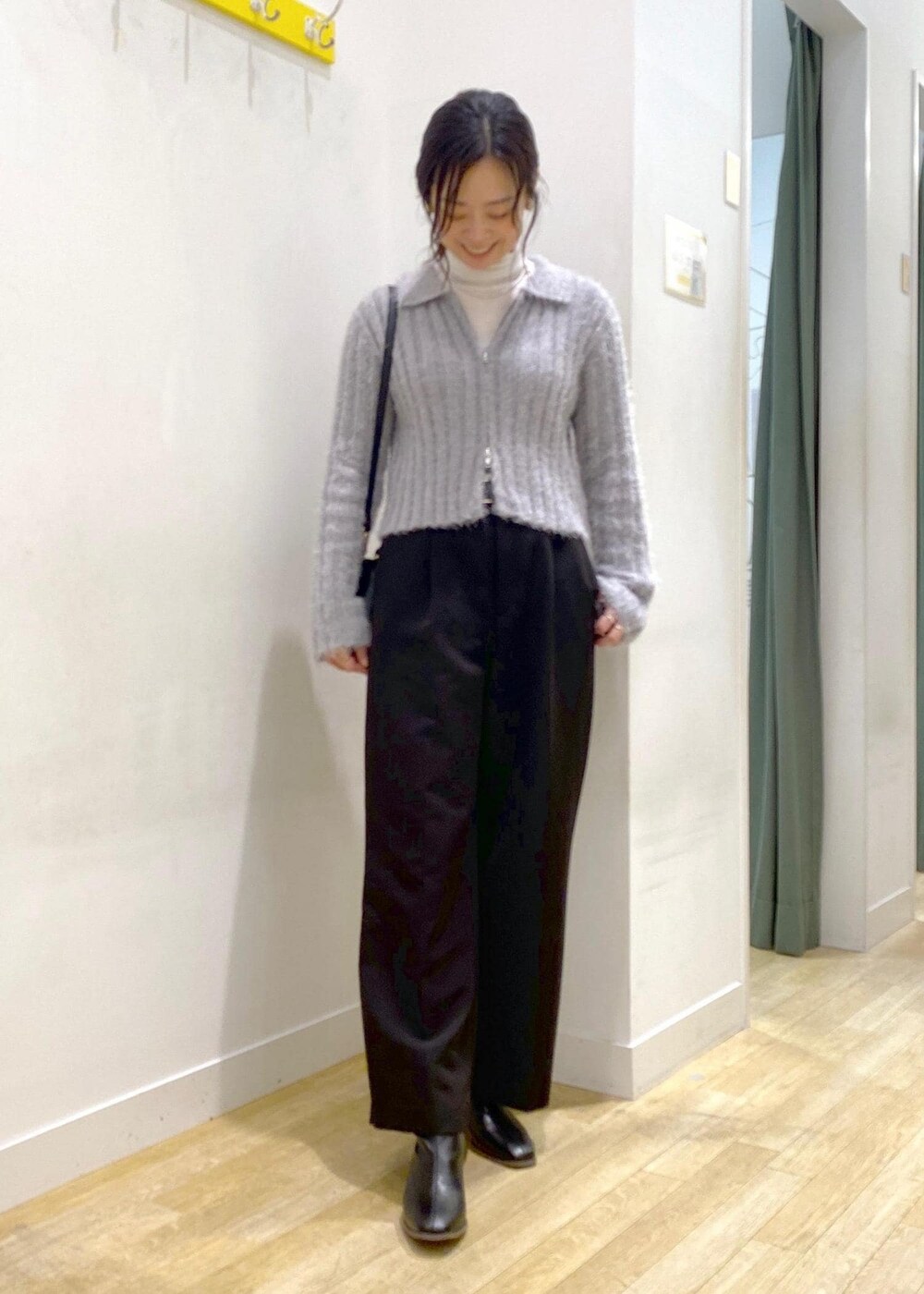 ホワイト系のTシャツ/カットソー、ブラック系のブーツ、ブラック系のショルダーバッグを着用したレディースの冬コーディネートの2枚目の写真